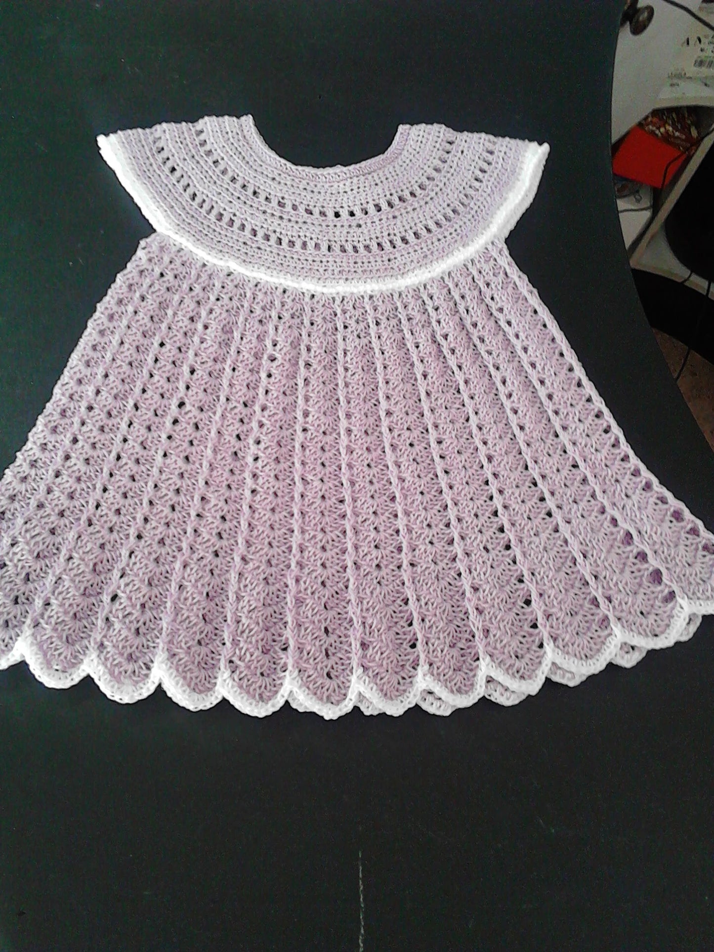 Vestido de Crochet Lilás com Gola Branca