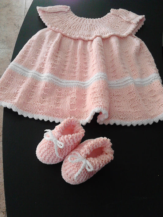 Vestido de Bebé Rosa Suave com Decote em Renda