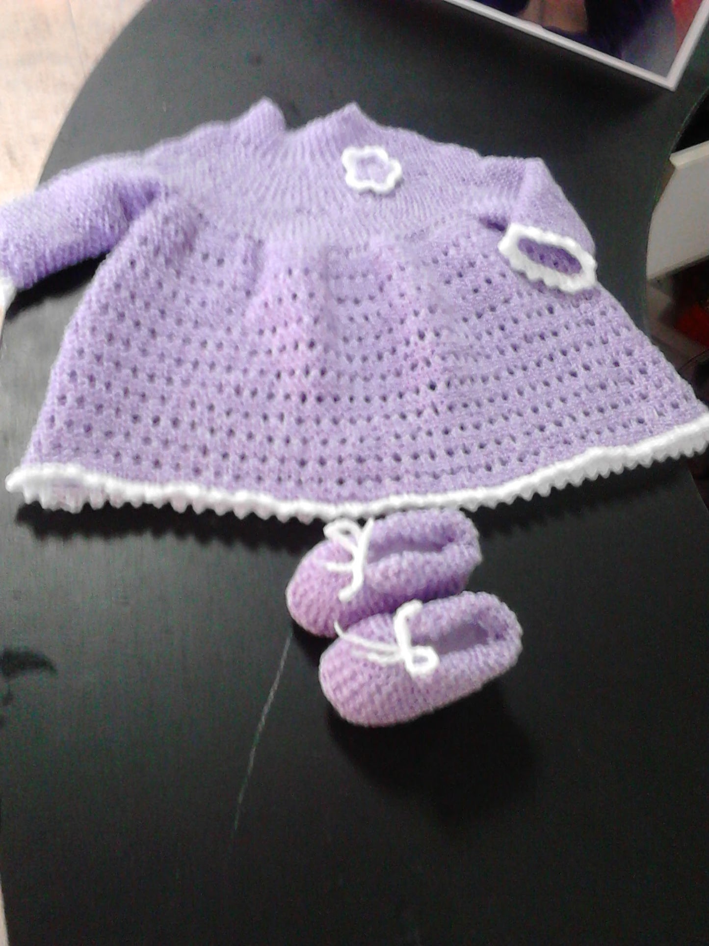 Vestido de Crochet Lilás com Gola Branca