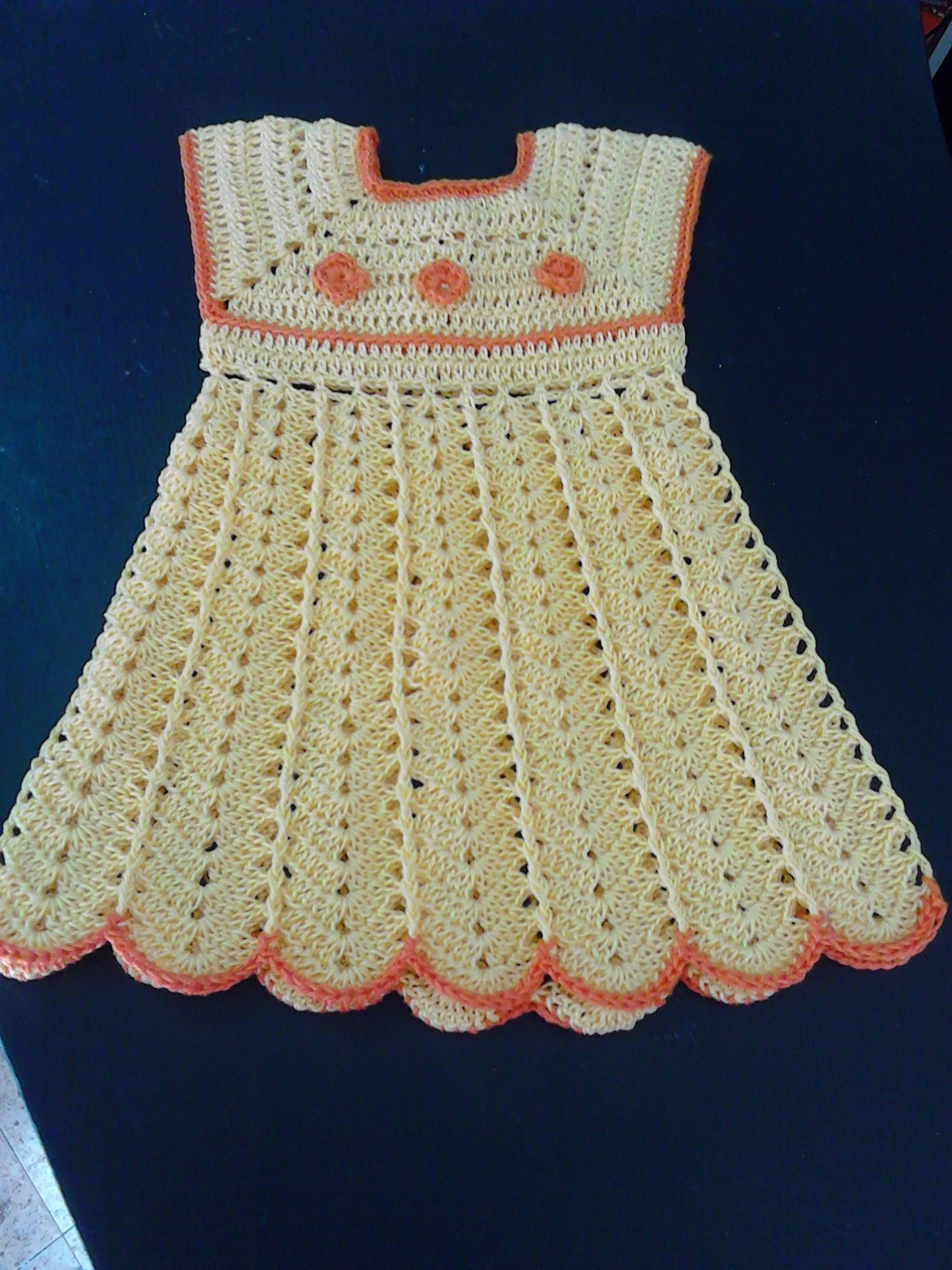 Vestido de Crochet Creme com Detalhes Salmão