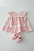 Conjunto de Malha Rosa Bebé – Vestido e Sapatinhos