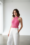 Modelo a usar top crochet halter rosa